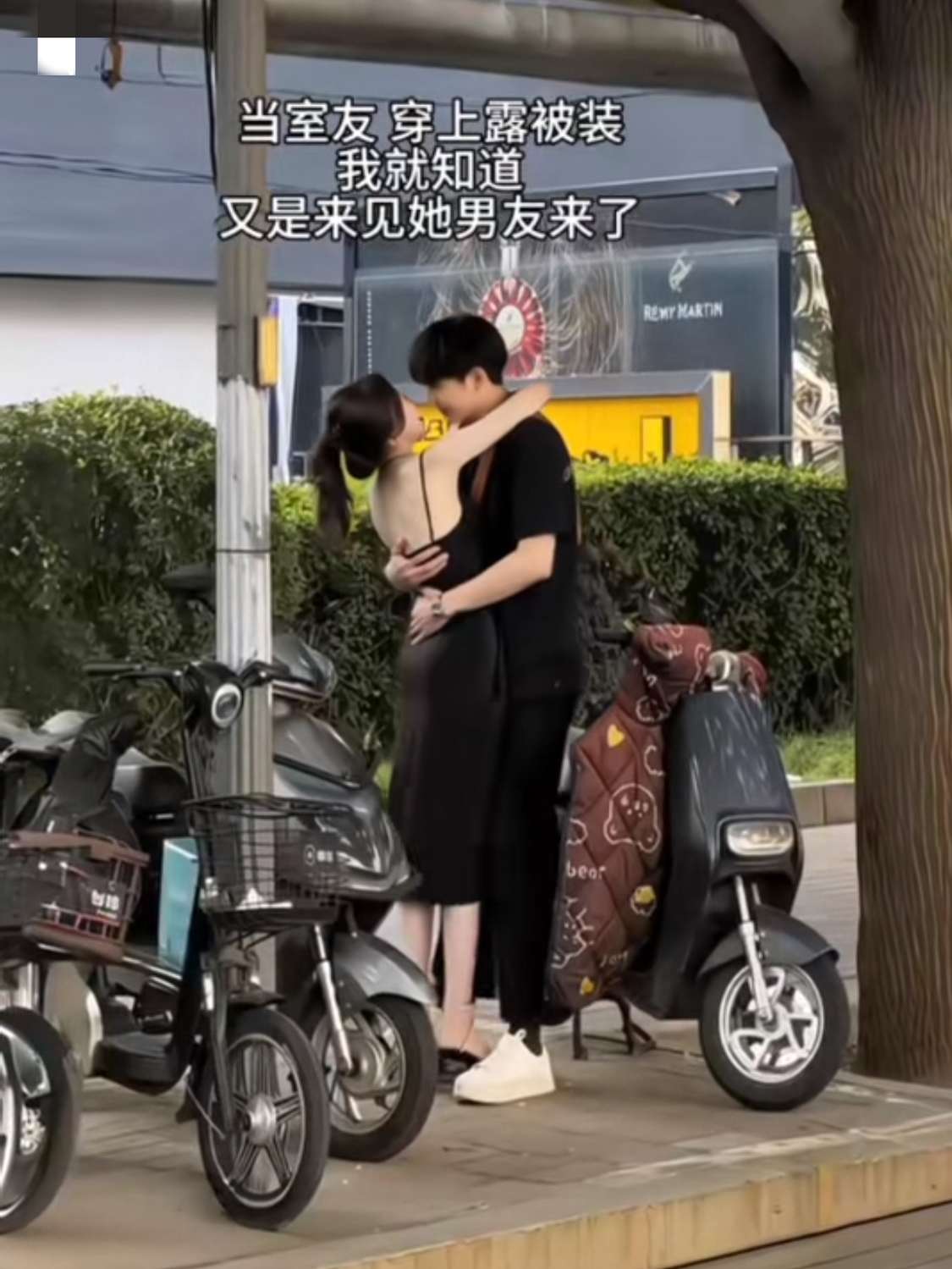 当室友换了衣服，我就知道，她男朋友要来了。