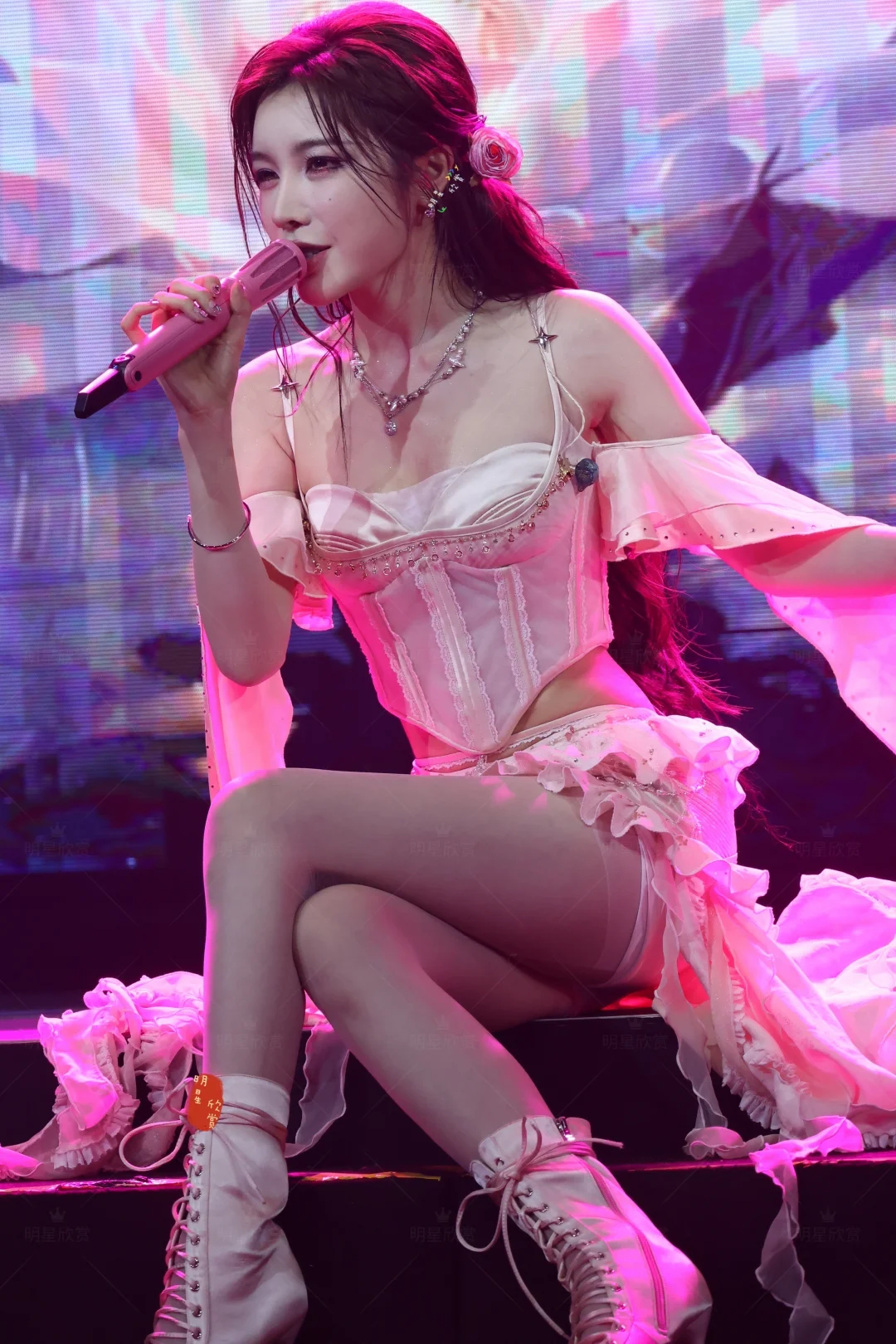 戴燕妮杭州演出，丝袜美腿辣超了！