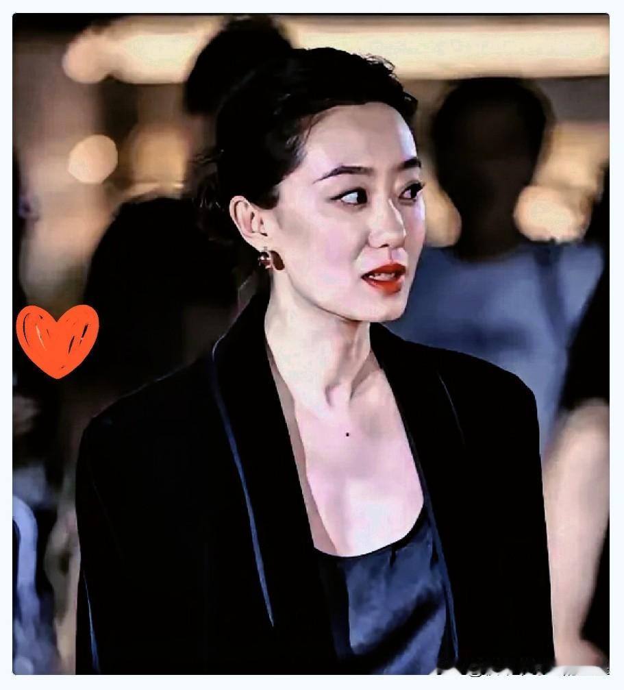 张小斐背后一定有高人指点。不信你看，《功夫女足》不要片酬，不要分红的一分钱，