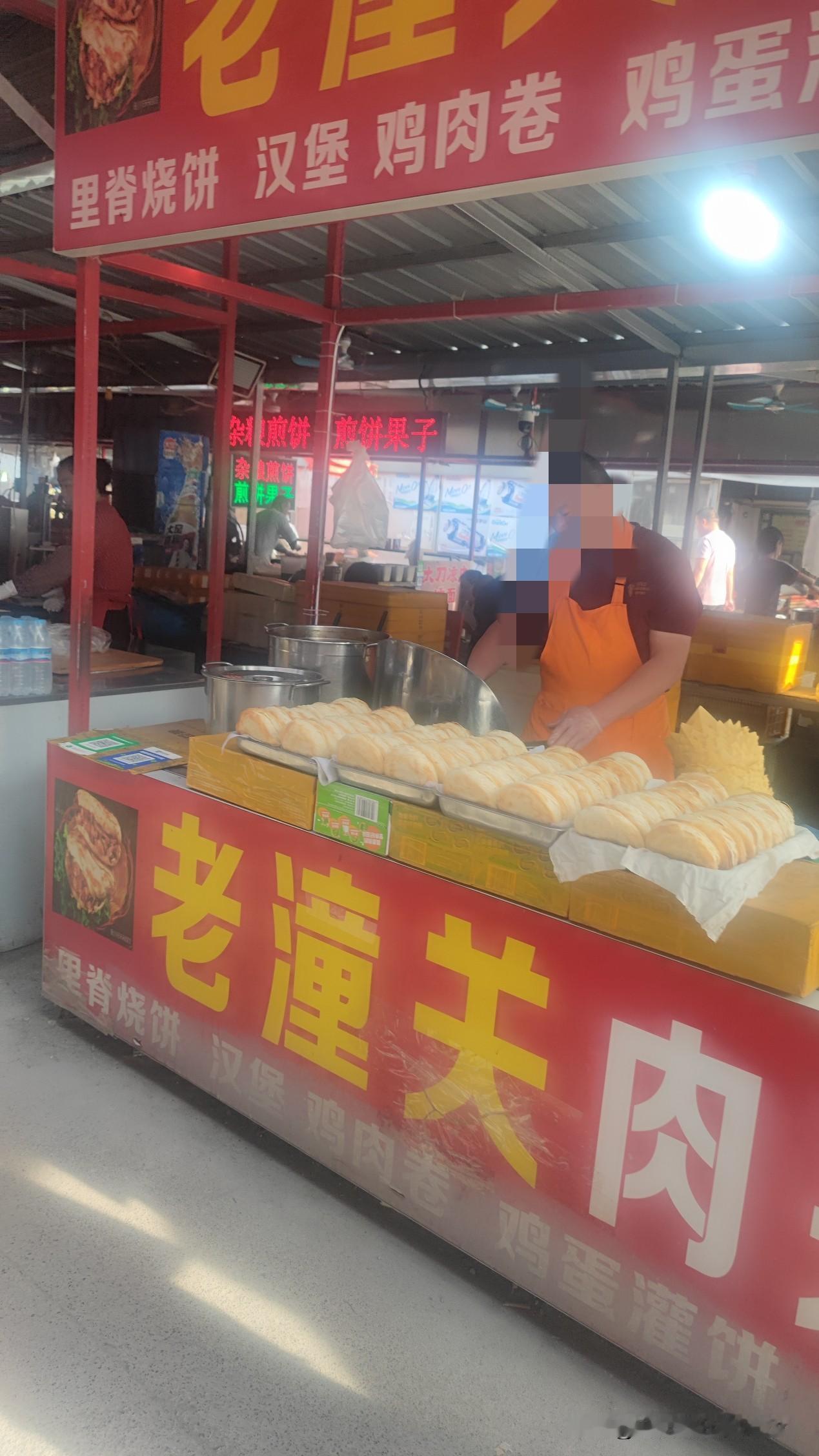这位卖肉夹馍的朋友，这一排这是摆了72个烧饼，右边还有一些，大概一共是100个饼