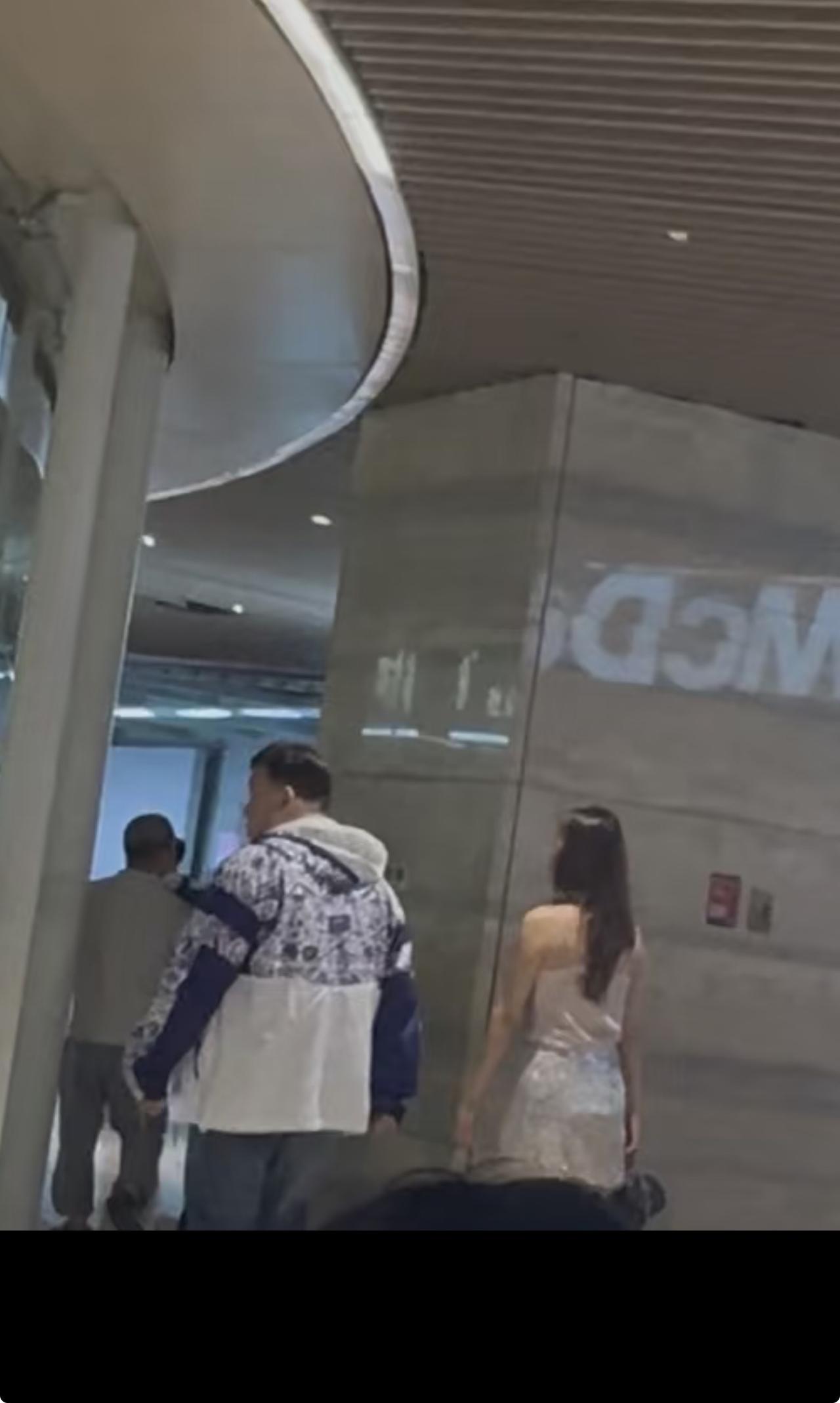 偶遇导演王晶现身深圳，身边女子引热议，穿抹胸裙身材很好。8月7日，有网友在社