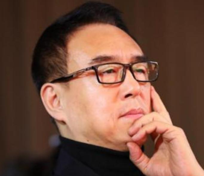 2006年，47岁的春晚导演郎昆趁32岁妻子马艳丽出国，出轨24岁舞蹈家刘岩，妻