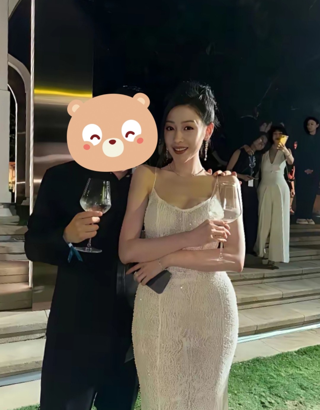 张天爱这身材比例也太绝了，随便一个侧身动作都能看出完美的腰臀线条，果然是练舞多年