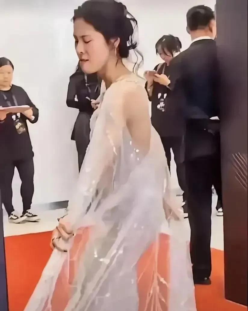 感觉她的衰运就此开启。以后还有可能更麻烦。演唱会售票遇冷，只是起点。她一直没有