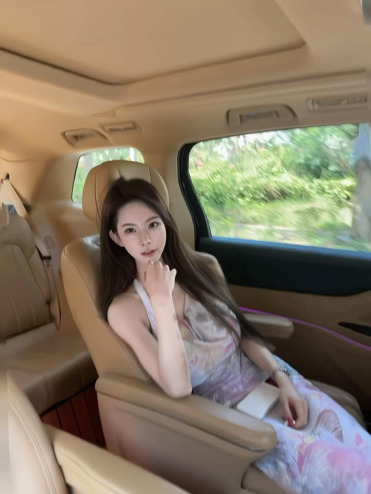 车中人影动，花外春光浓。