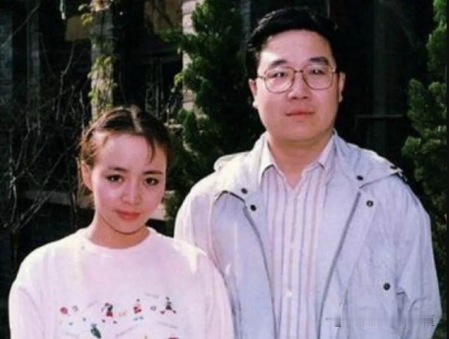 2003年，60岁的英达在父亲英若诚的葬礼上，不让前妻宋丹丹和10岁的儿子巴图进