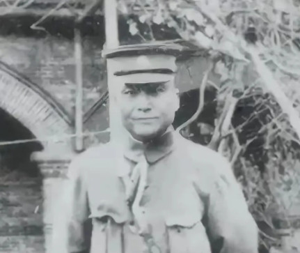 1927年9月，下野的蒋介石在离开溪口时，向浙江省主席周凤岐借十万元的旅费，周凤