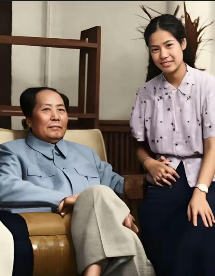 这是毛主席和儿媳妇邵华在家中的真实合影，都看看吧，邵华的笑容温和，令人难忘。