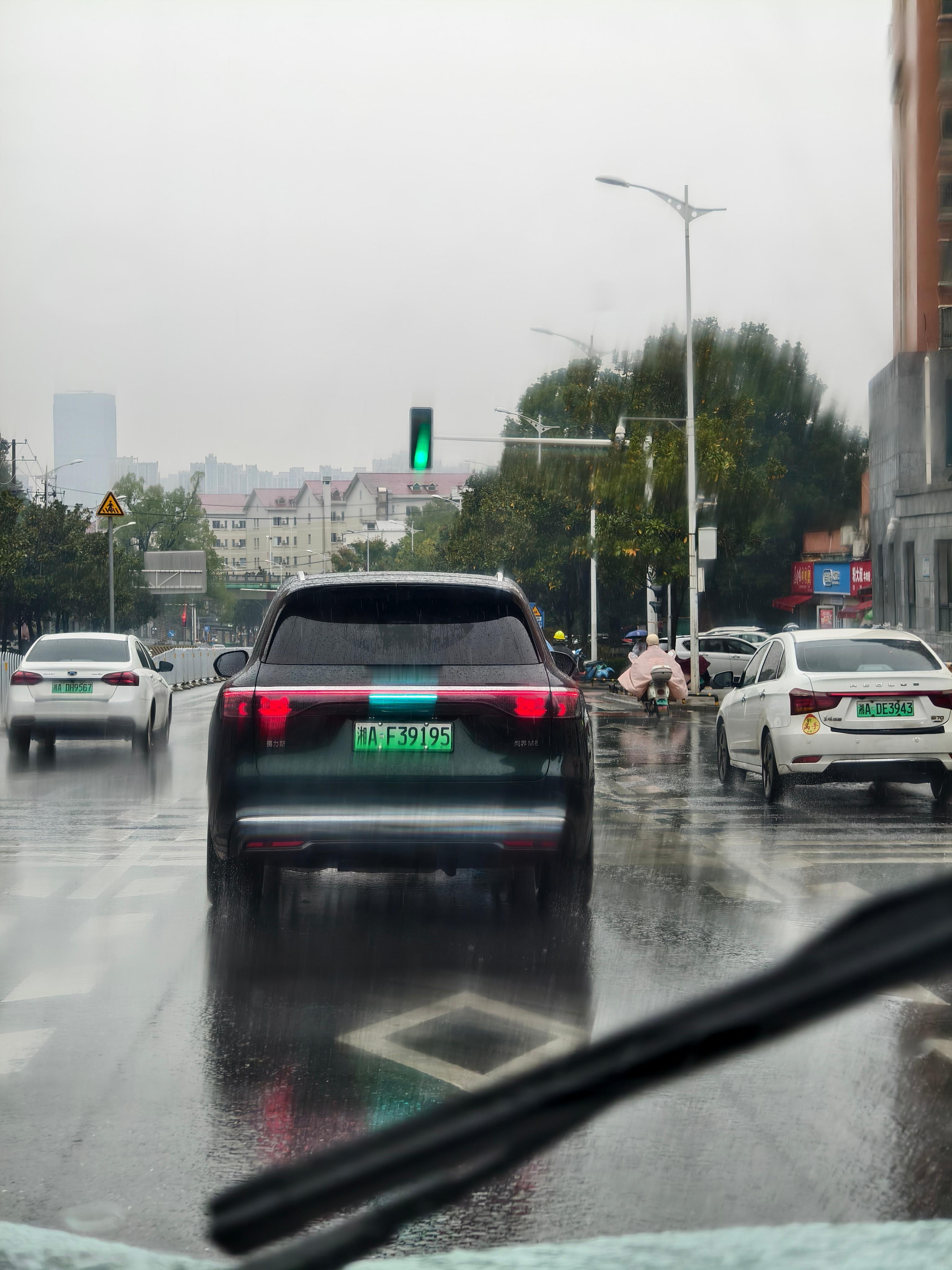 早上看到辆问界M8，智驾开得好好的，然后接管了自己开，结果整出好多蹩脚操作，我发