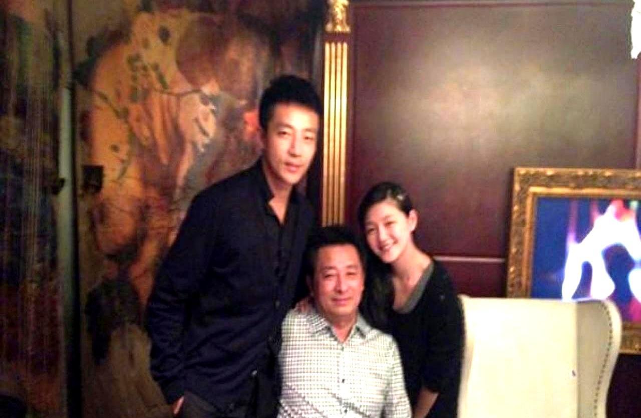 汪小菲亲爹接到孙子出生的电话，只从嗓子眼里挤出一个嗯字，翻个身接着睡。这种冷淡让