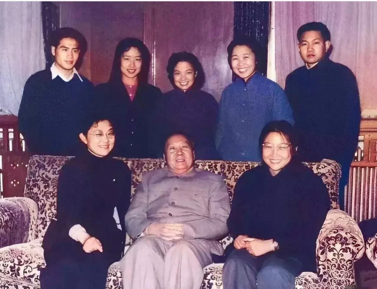 这是1973年，毛主席八十岁生日时与家人们的合影照。毛主席坐在正中间，面带慈祥