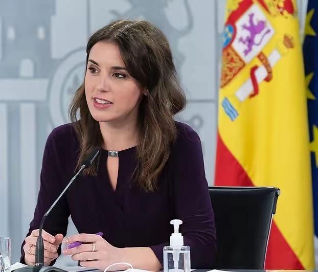 西班牙籍欧洲议会议员伊蕾娜·蒙特罗一针见血地指出：没有任何中东国家的女性是靠美国