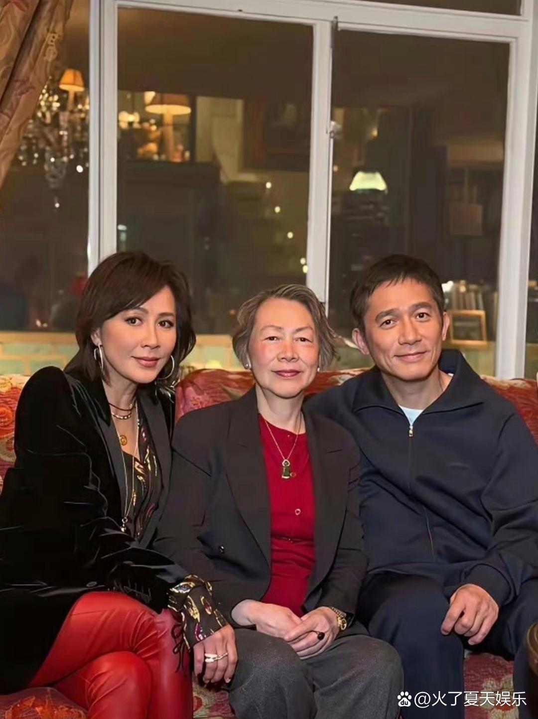 刘嘉玲办了个家宴，她80岁的妈妈穿一身红，脖子上挂玉菩萨，手腕上戴金表。​