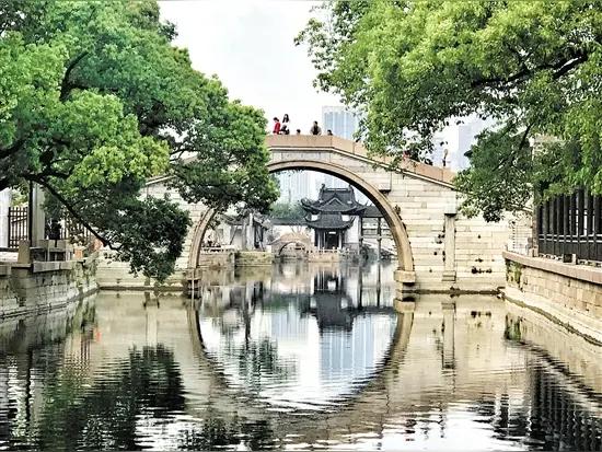 对于我这个在苏杭生活了多年的北方人来说苏州和杭州的春天和秋天的确不错，其他季节都