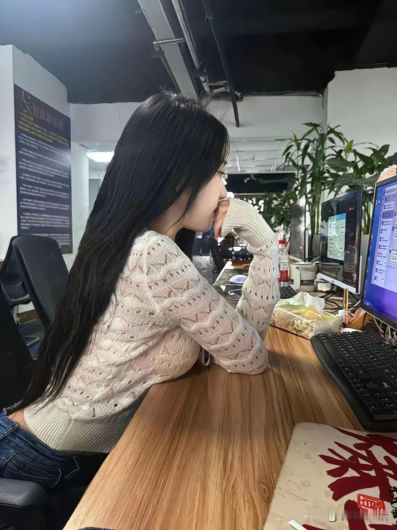 礼拜天忙完家务，泡壶茶，坐在躺椅上，翻看喜欢的书，多快意呀！