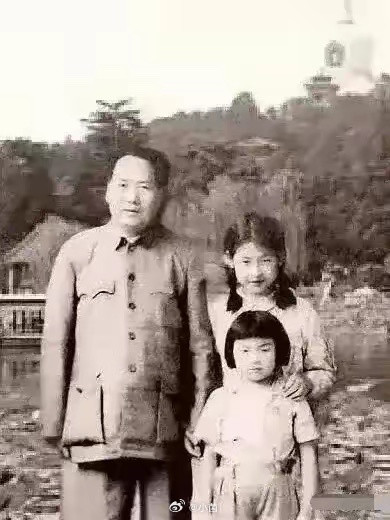 很珍贵的照片，毛主席的亲子时刻，满面春风，慈祥含笑，令人动容。他是领袖，也是父亲