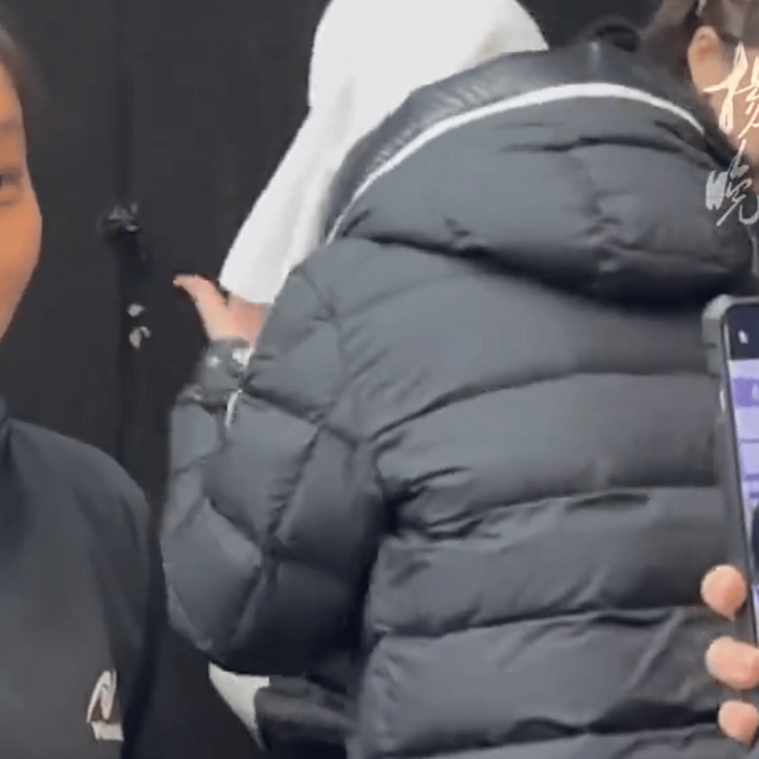 王曼昱太可爱了！南京乒超联赛总决赛女子半决赛结束后，王曼昱和队友来到采访区采访，