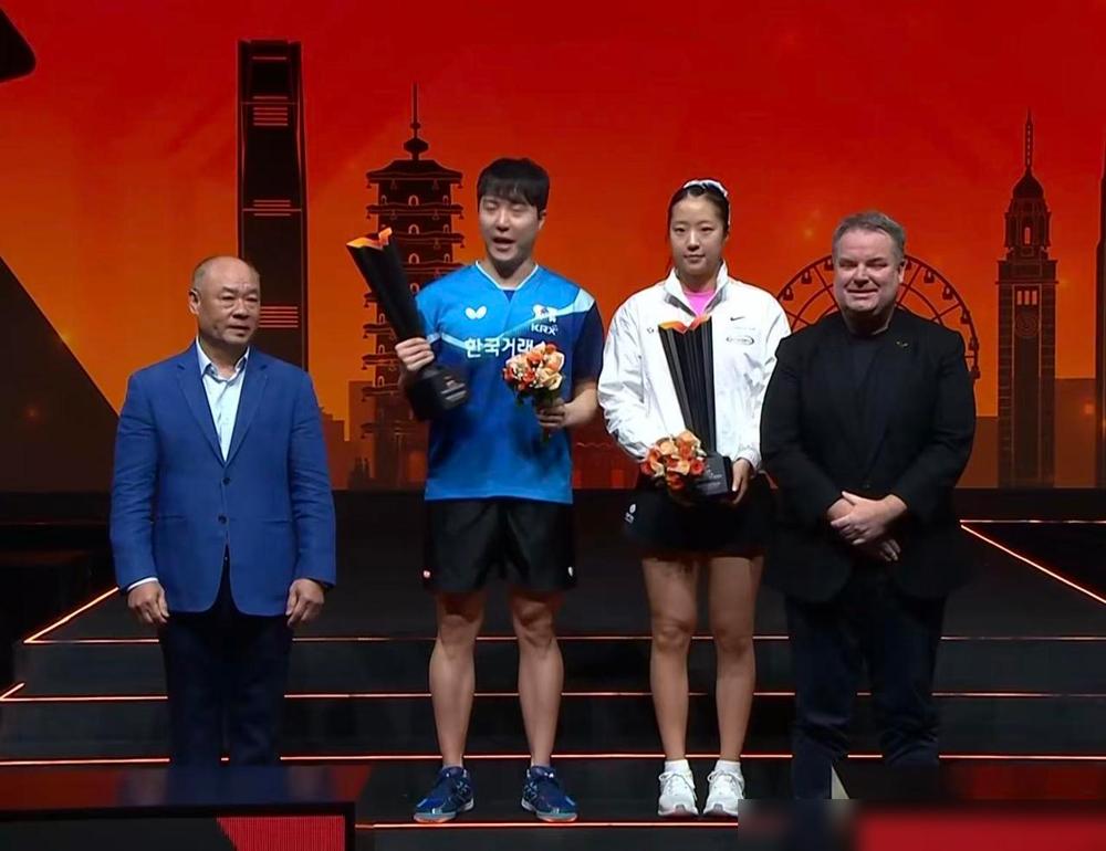 李宁先生估计是今天全场最不开心的一个人，本来肯定是想着给莎莎和王楚钦颁奖的，结果