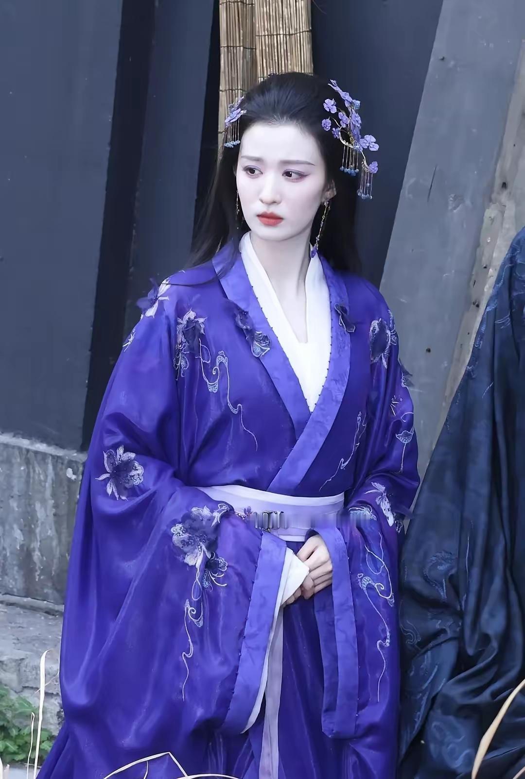 王楚然像30多岁的，因为骨架大，不过也挺好的，等她40~50岁，也不会显老的我