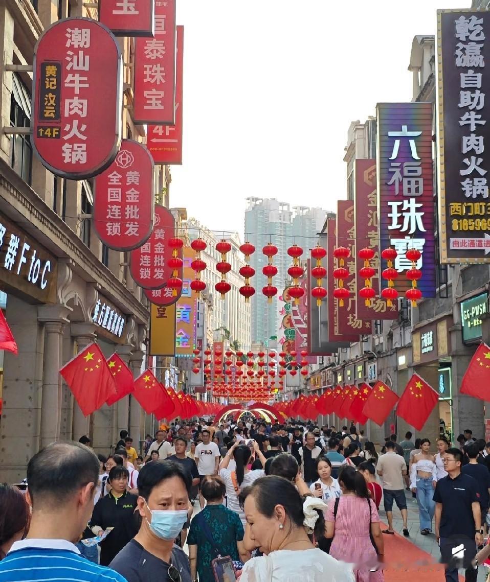 广州上下九仿佛回到了2008年国庆的广州上下九，直接梦回20年前！人潮像潮
