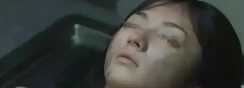 河北一对小情侣闹分手，男子一怒之下买了瓶农药，把女友按到床上，说要一起殉情。给女