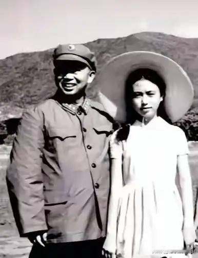 1939年秋天，去苏联学习的刘亚楼，从战友口中得知，自己在延安的妻子凌漪竟然和一