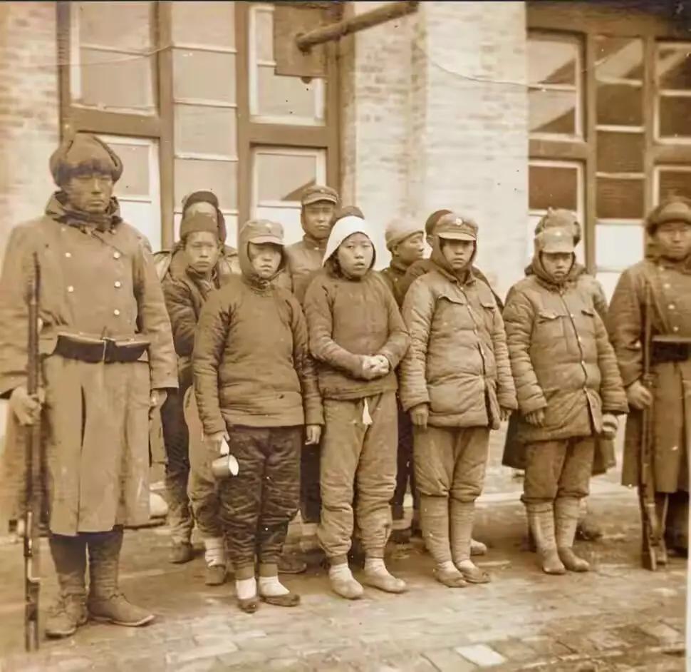 抗日战争时期，中国女兵被俘后留下了一张罕见镜头，镜头中日本士兵手持步枪站在两侧，
