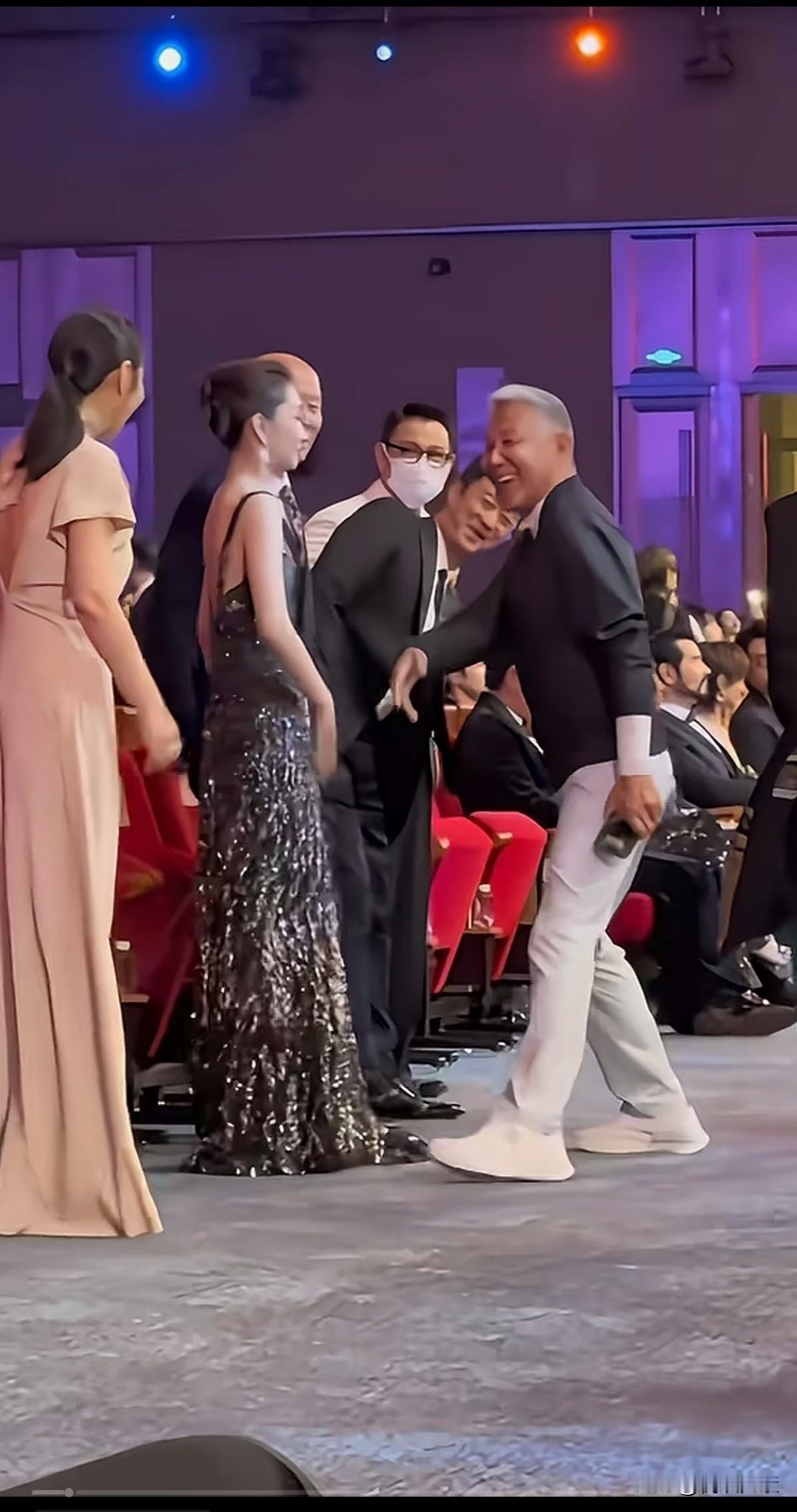 陈道明老师在娱乐圈的地位太顶了，他一出场，天王刘德华都要站起来，相视而立。