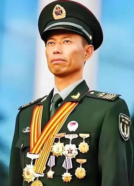 2016年，火箭军进行导弹发射实战演习，一枚导弹正要发射时，突然被一名普通士兵叫