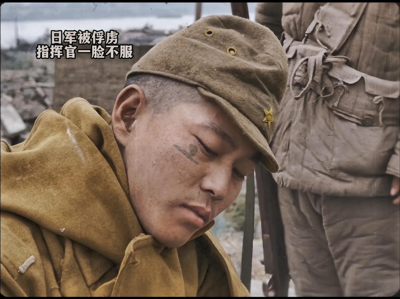 1943年，常德会战。摄影师深入第一线拍摄到了一位被俘的日军指挥官。这个日军指挥
