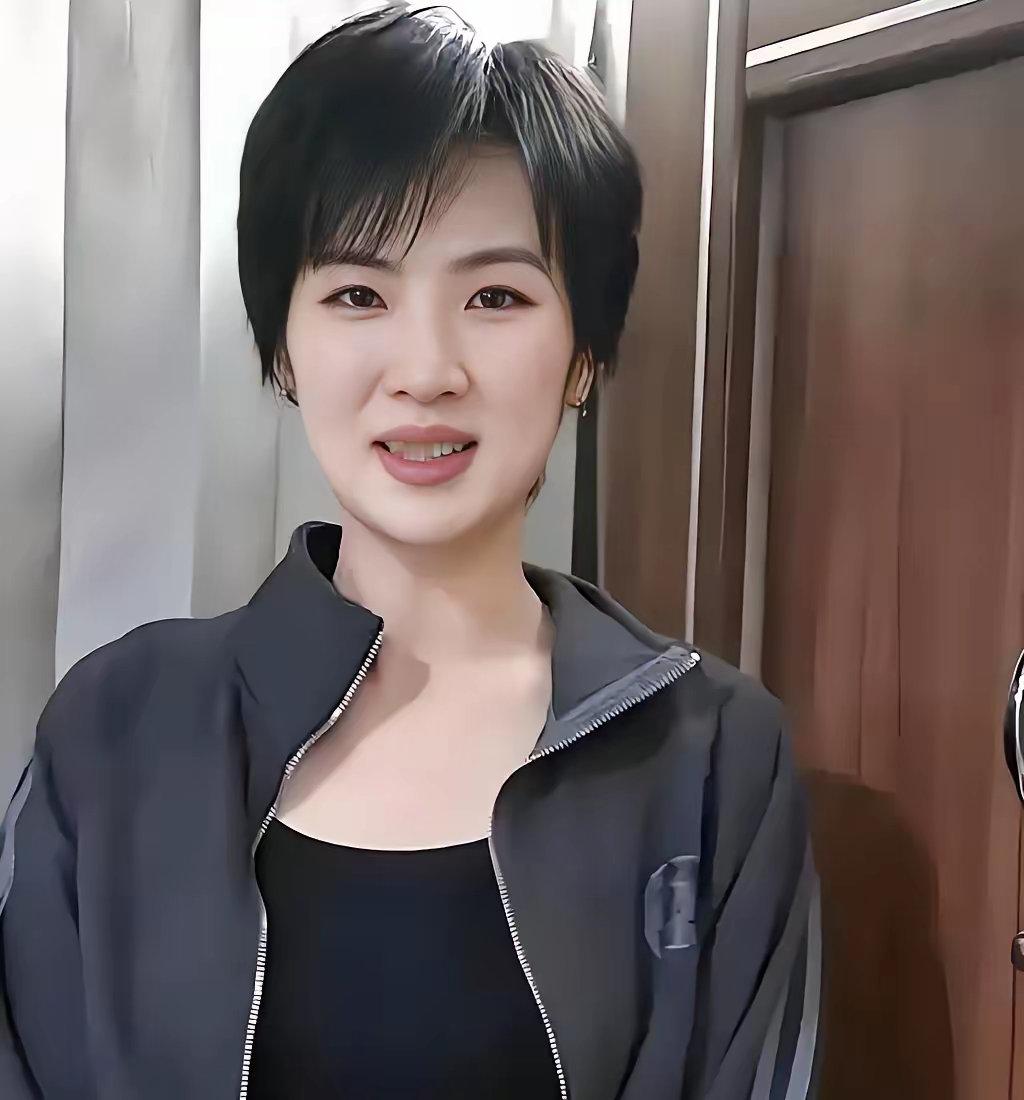 5.20当天，​姚安娜竟然跑去了工厂，而且还宣布了一件事儿，​她宣布自己成为阿维