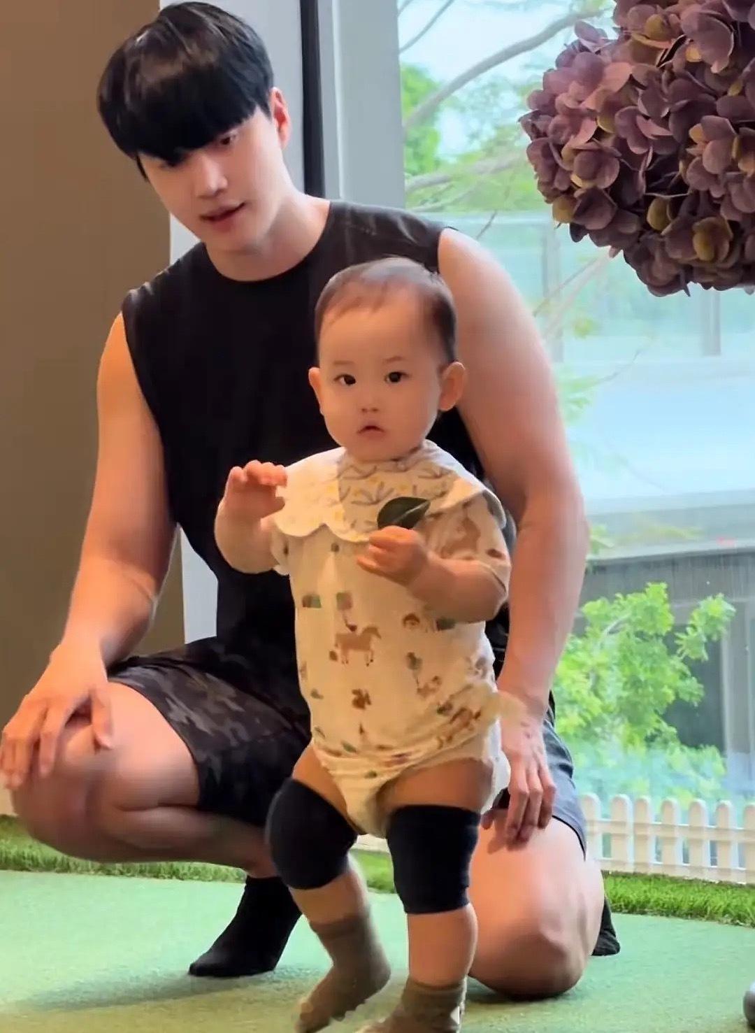 张檬晒健身照，腰身很薄像没生过孩子，筷子腿让人羡慕，又回到九十多斤了，她老公反而