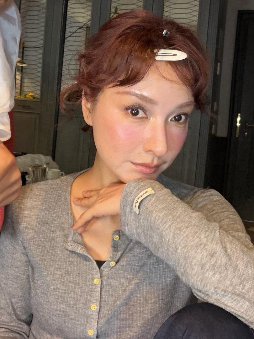 吴昕43岁的状态吴昕中女状态漫步佛罗伦萨尽显风情，造型简约大气明艳，神态自然松弛