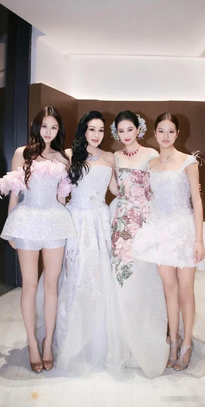 刘亦菲和钟丽缇还有她两个女儿，这是四美争艳啊