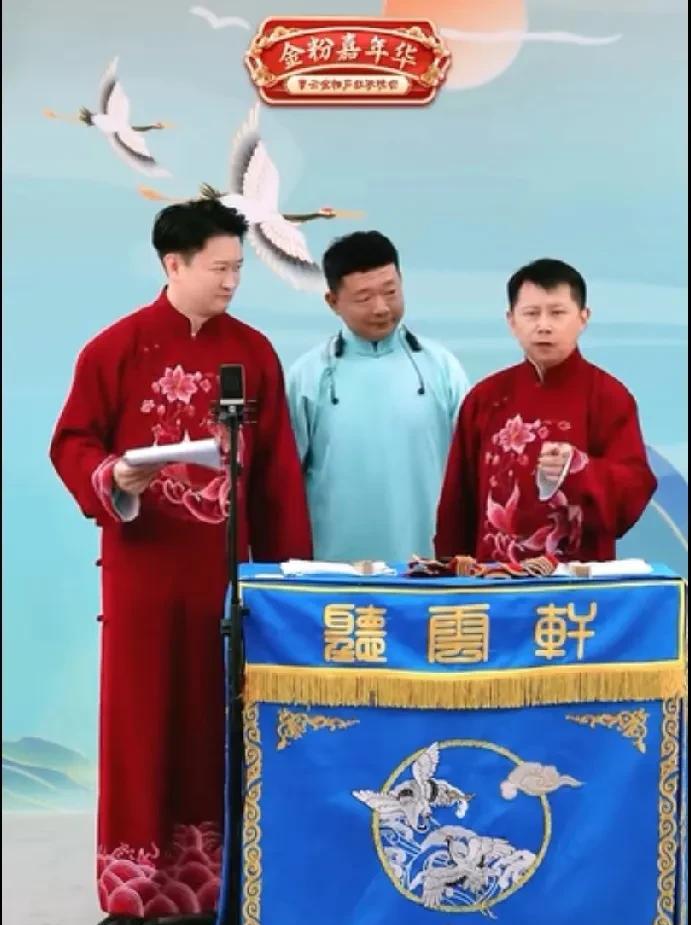 金粉嘉年华上，何云伟模仿了一段连丽如先生说书片段，气口节奏非常像，嗓子高亢，一惊