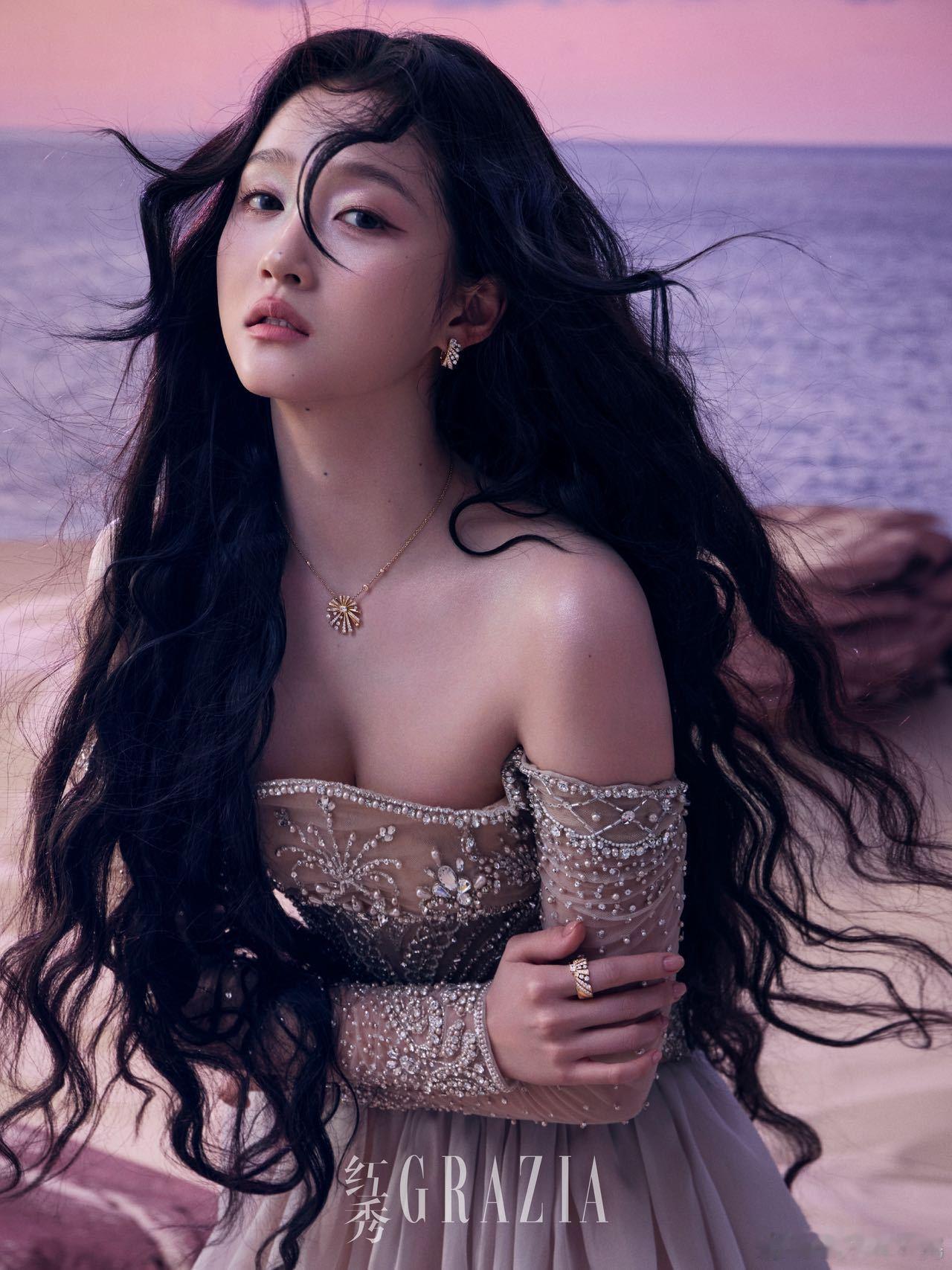 关晓彤红秀穿了5套高定关晓彤红秀暮色霞光封面暮色交织唯美光影，关晓彤以多套高定造