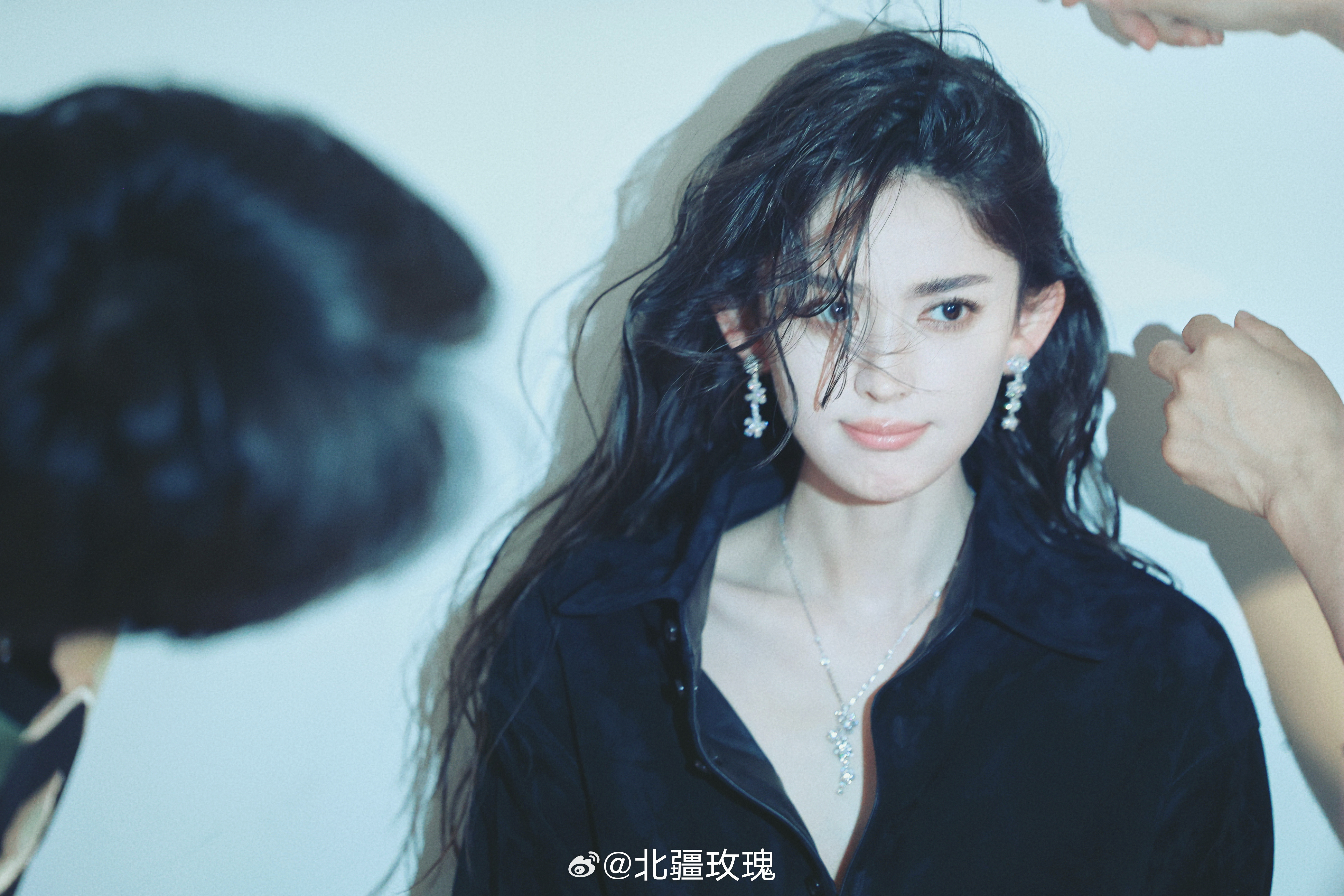OMG...娜扎美我一大跳，熟女中带点俏皮性感...谁来懂一下这感觉啊啊啊啊