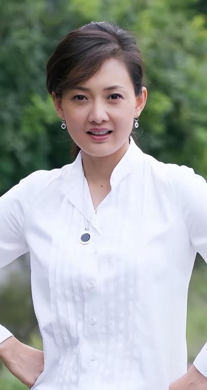 牛莉说，我1972年生在北京，标准军人家庭，爸爸是空军飞行员，妈妈是全国射击冠军