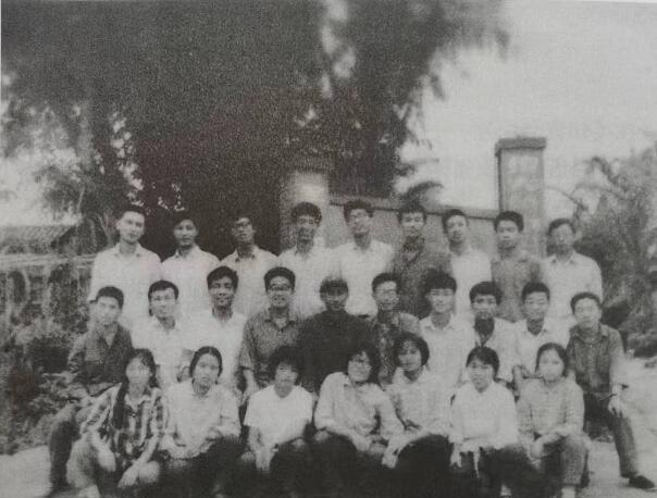 【老照片】1975年，云南东风农场门口上海函授知青的合影。当时，上海组织了对上