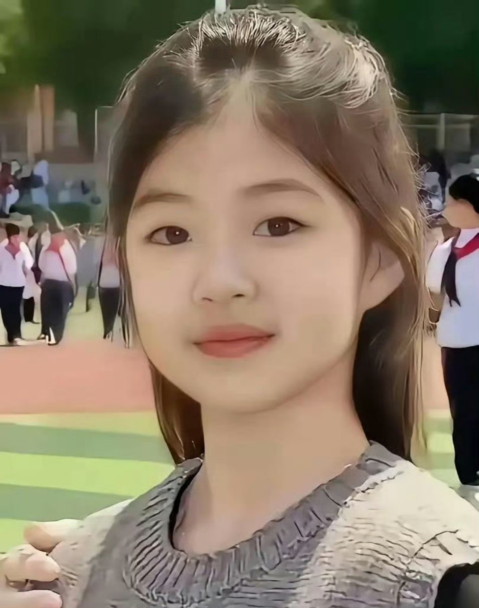 章子怡的女儿醒醒已经十岁了，小姑娘长相精致，一看就是美人胚子。​​​