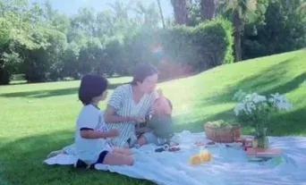 74岁的张纪中导演近日抱恙在身，仍强撑精神现身妻子杜星霖的直播间。镜头前他面色疲