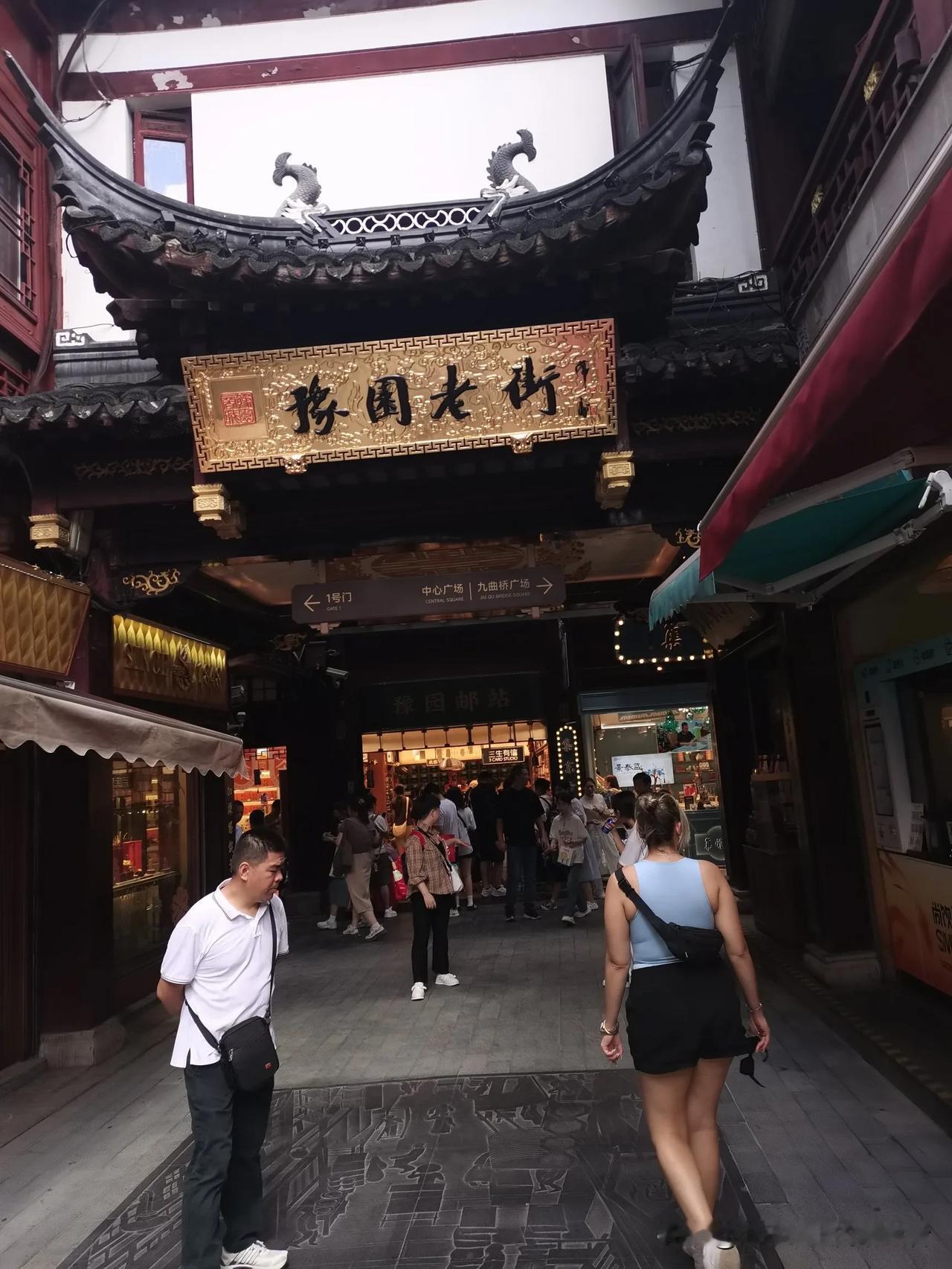 上海豫园：这里的外国游客特别多来上海旅游，不能不去大名鼎鼎的豫园