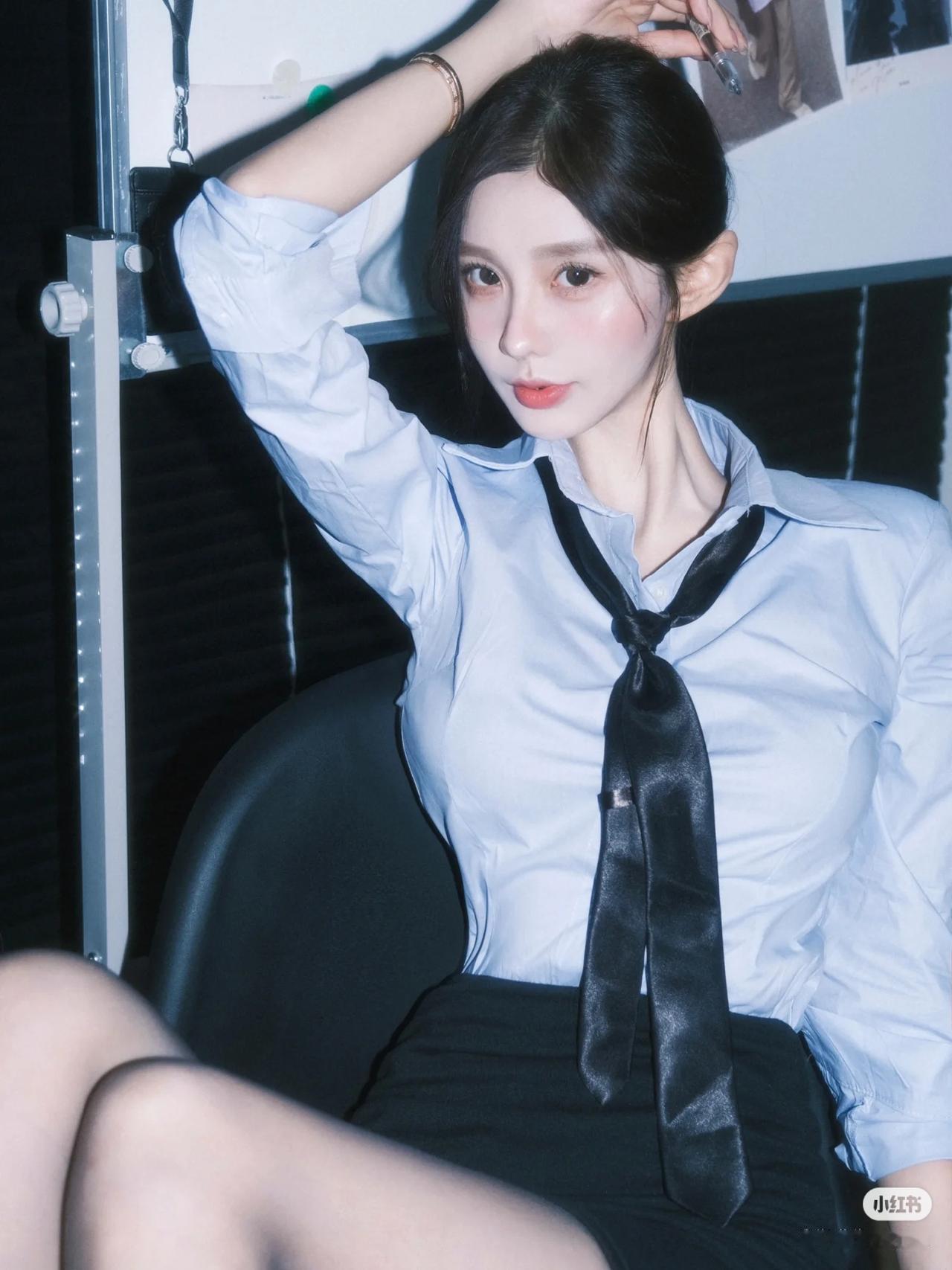 优雅与性感，你会怎么选美女秘书穿搭写真