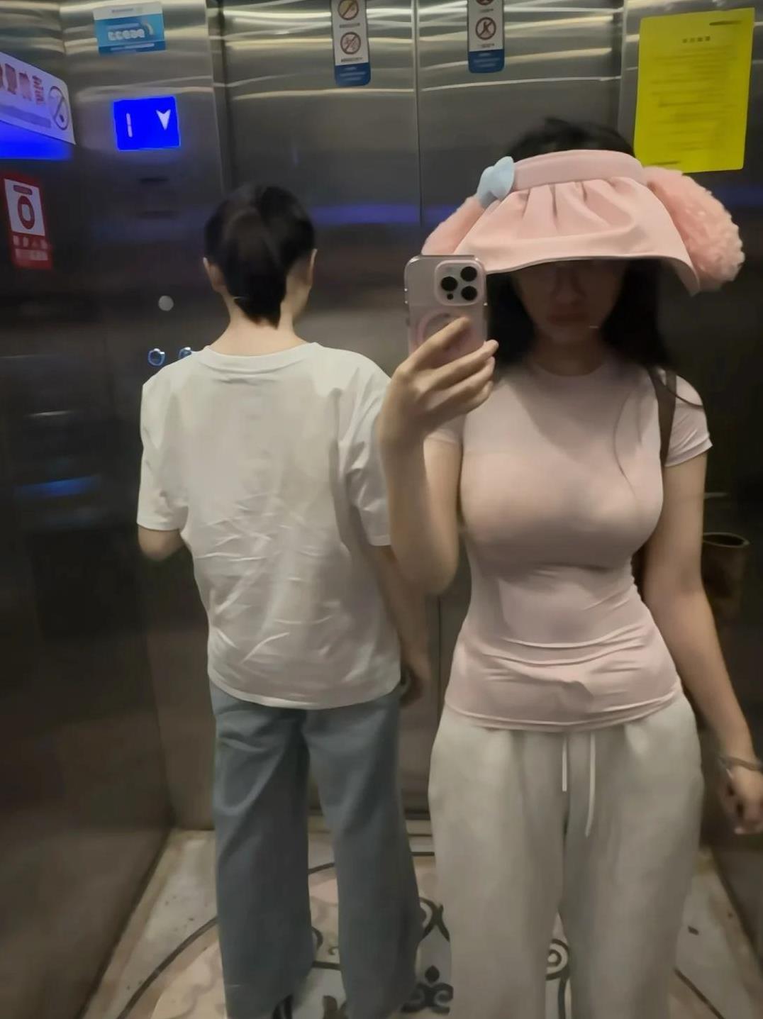 如果同一班电梯，你能让她注意到你吗