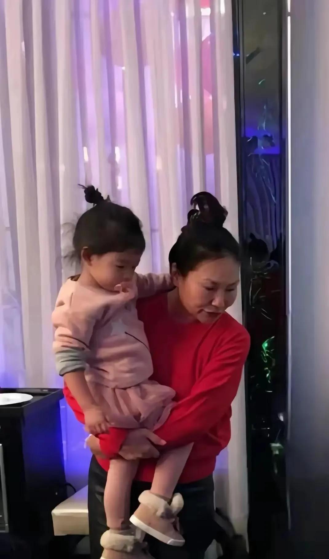 小玥儿再也没有见过姥姥黄春梅，不是因为两个孩子无情无义也不是因为S妈天生凉薄，更