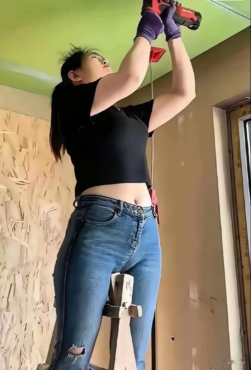 女人干装修更不容易！看到装修女工脚踩人字梯，手托三合板工作的场景，我内心被狠狠