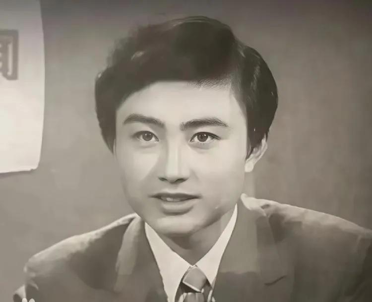 王宁的弟弟、妹妹个个都很俊俏，他的帅气是家族基因遗传的。年轻时的刘纯燕活泼可爱