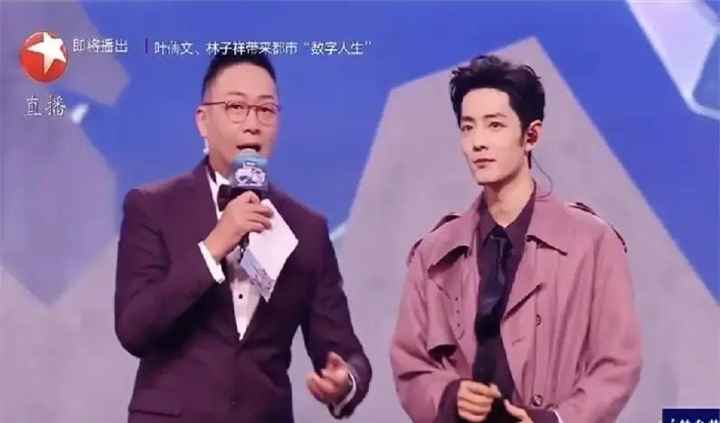 东方卫视跨年晚会，肖战压轴出场连唱三首歌。晚会最后，主持人林海单独追问他新年愿