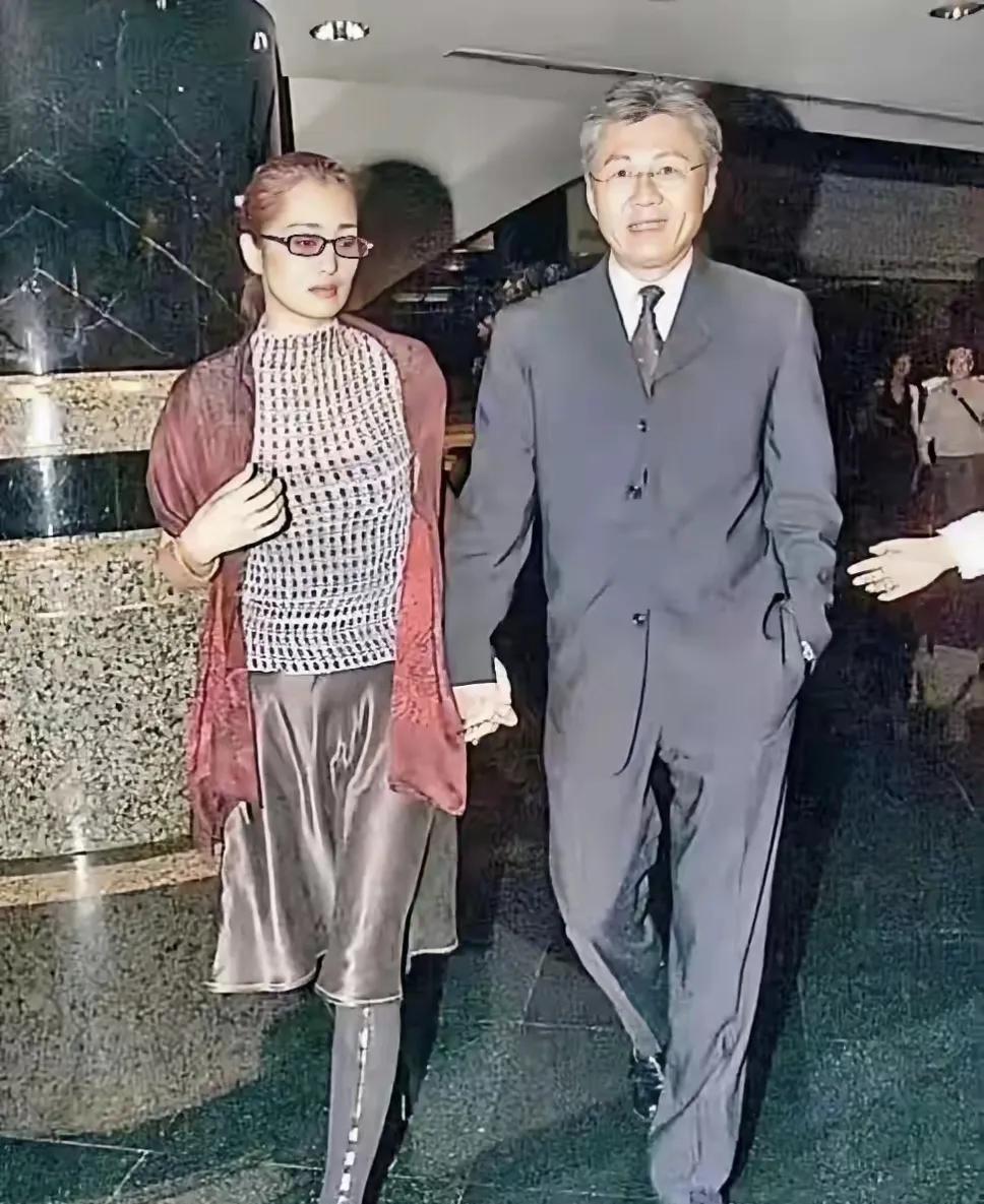 巩俐的第一任正式婚姻是嫁给了新加坡烟草大王黄和祥，虽然黄和祥比巩俐大了不少，但是