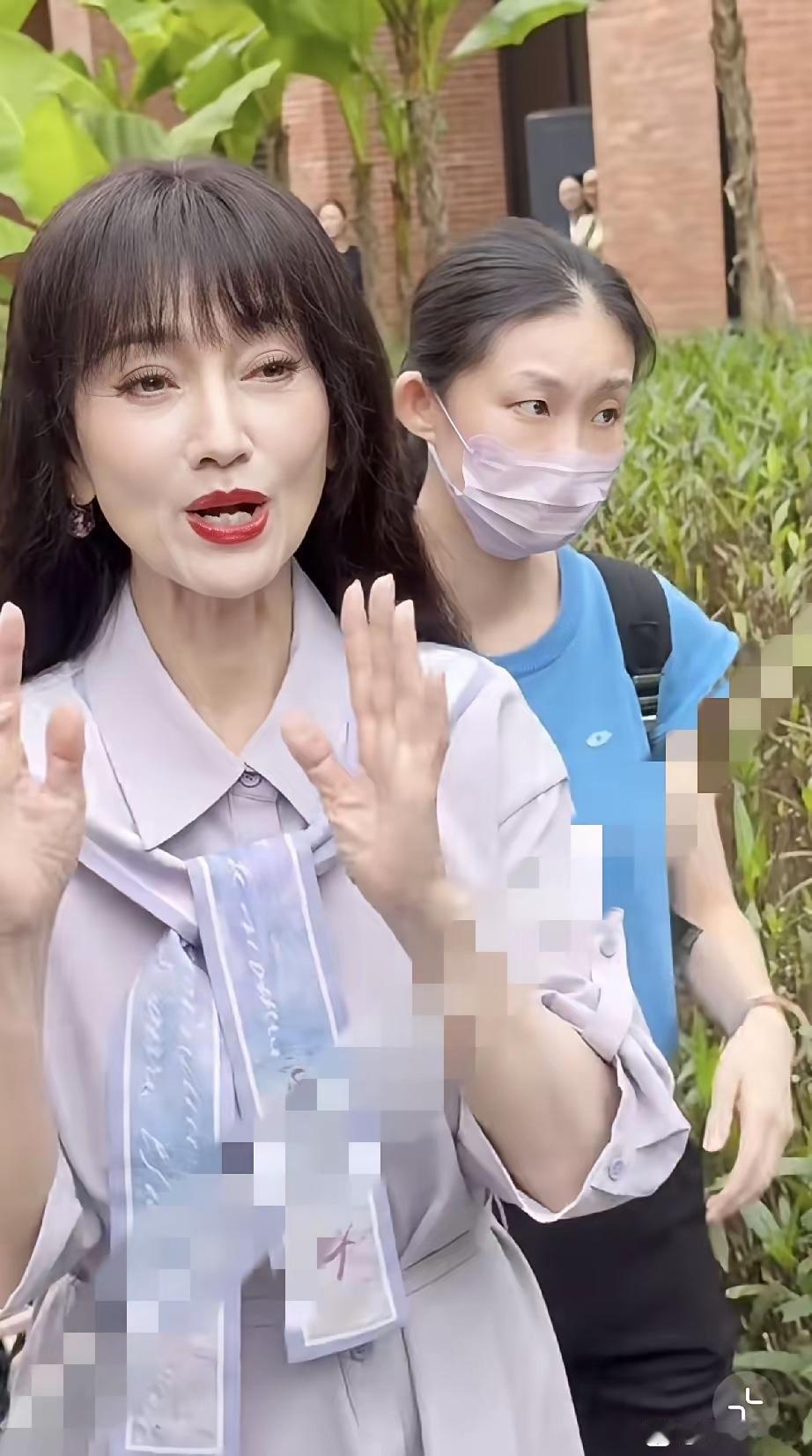 赵雅芝现在完全就是老人吧赵雅芝在景德镇拍杂志，留着披肩长发浓妆艳抹，怼脸拍脸上的
